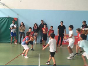 jogos de oeiras crianças a jogar basquetebol