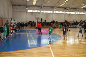 jogos de oeiras crianças a jogar basquetebol