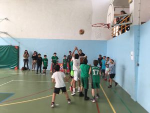 jogos de oeiras crianças a jogar basquetebol