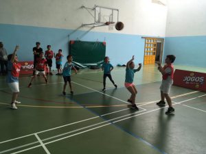 jogos de oeiras crianças a jogar basquetebol