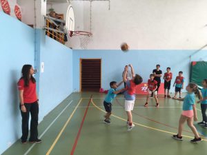 jogos de oeiras crianças a jogar basquetebol