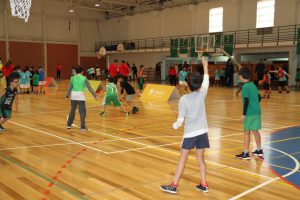 jogos de oeiras crianças a jogar basquetebol