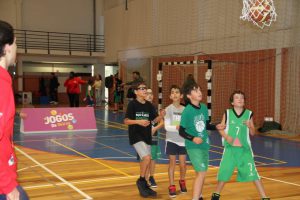 jogos de oeiras crianças a jogar basquetebol