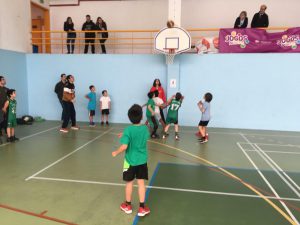 jogos de oeiras crianças a jogar basquetebol