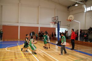 jogos de oeiras crianças a jogar basquetebol