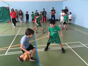 jogos de oeiras crianças a jogar basquetebol