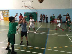 jogos de oeiras crianças a jogar basquetebol