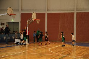 jogos de oeiras crianças a jogar basquetebol