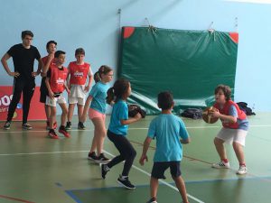 jogos de oeiras crianças a jogar basquetebol