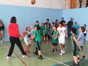 jogos de oeiras crianças a jogar basquetebol