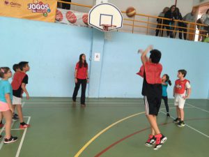 jogos de oeiras crianças a jogar basquetebol