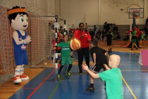 jogos de oeiras crianças a jogar basquetebol