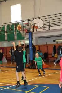 jogos de oeiras crianças a jogar basquetebol