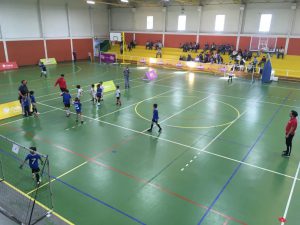 jogos de oeiras crianças a jogar futsal