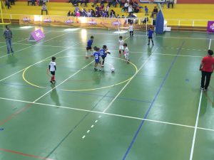 jogos de oeiras crianças a jogar futsal