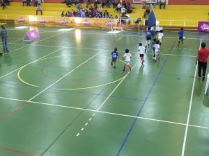 jogos de oeiras crianças a jogar futsal