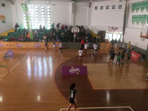 jogos de oeiras crianças a jogar basquetebol