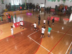 jogos de oeiras crianças a jogar basquetebol