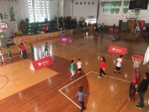 jogos de oeiras crianças a jogar basquetebol