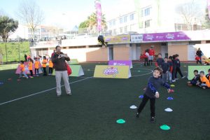 jogos de oeiras crianças praticando atletismo