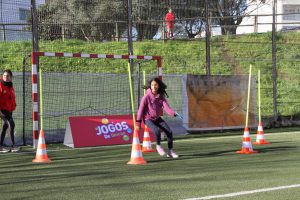 jogos de oeiras crianças praticando atletismo