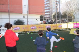 jogos de oeiras crianças praticando atletismo