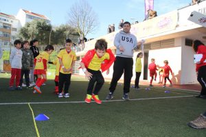 jogos de oeiras crianças praticando atletismo