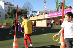 jogos de oeiras crianças praticando atletismo