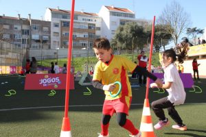 jogos de oeiras crianças praticando atletismo