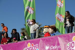 jogos de oeiras crianças praticando atletismo