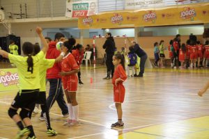 jogos de oeiras crianças a jogar andebol