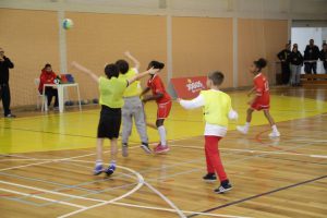 jogos de oeiras crianças a jogar andebol