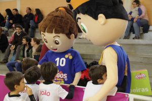 jogos de oeiras crianças a jogar andebol