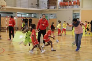 jogos de oeiras crianças a jogar andebol