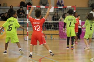 jogos de oeiras crianças a jogar andebol