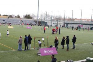 jogos de oeiras crianças a jogar futebol