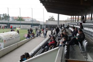 jogos de oeiras crianças a jogar futebol