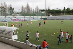 jogos de oeiras crianças a jogar futebol