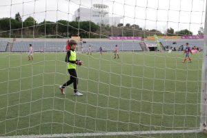 jogos de oeiras crianças a jogar futebol