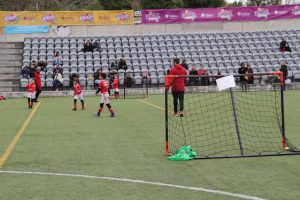 jogos de oeiras crianças a jogar futebol