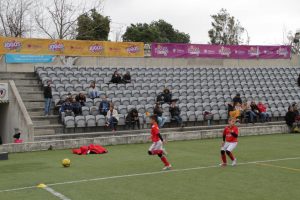 jogos de oeiras crianças a jogar futebol