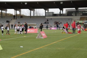 jogos de oeiras crianças a jogar futebol