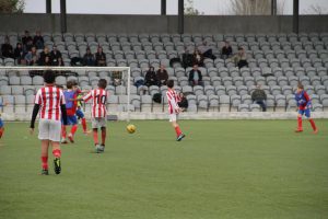 jogos de oeiras crianças a jogar futebol