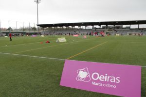 jogos de oeiras crianças a jogar futebol