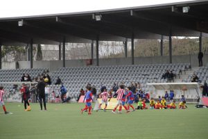 jogos de oeiras crianças a jogar futebol