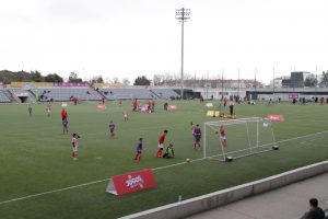 jogos de oeiras crianças a jogar futebol