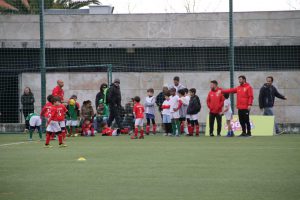 jogos de oeiras crianças a jogar futebol