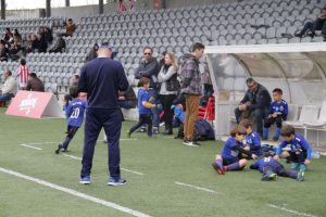 jogos de oeiras crianças a jogar futebol