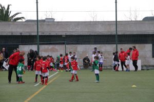 jogos de oeiras crianças a jogar futebol