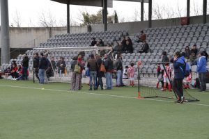 jogos de oeiras crianças a jogar futebol